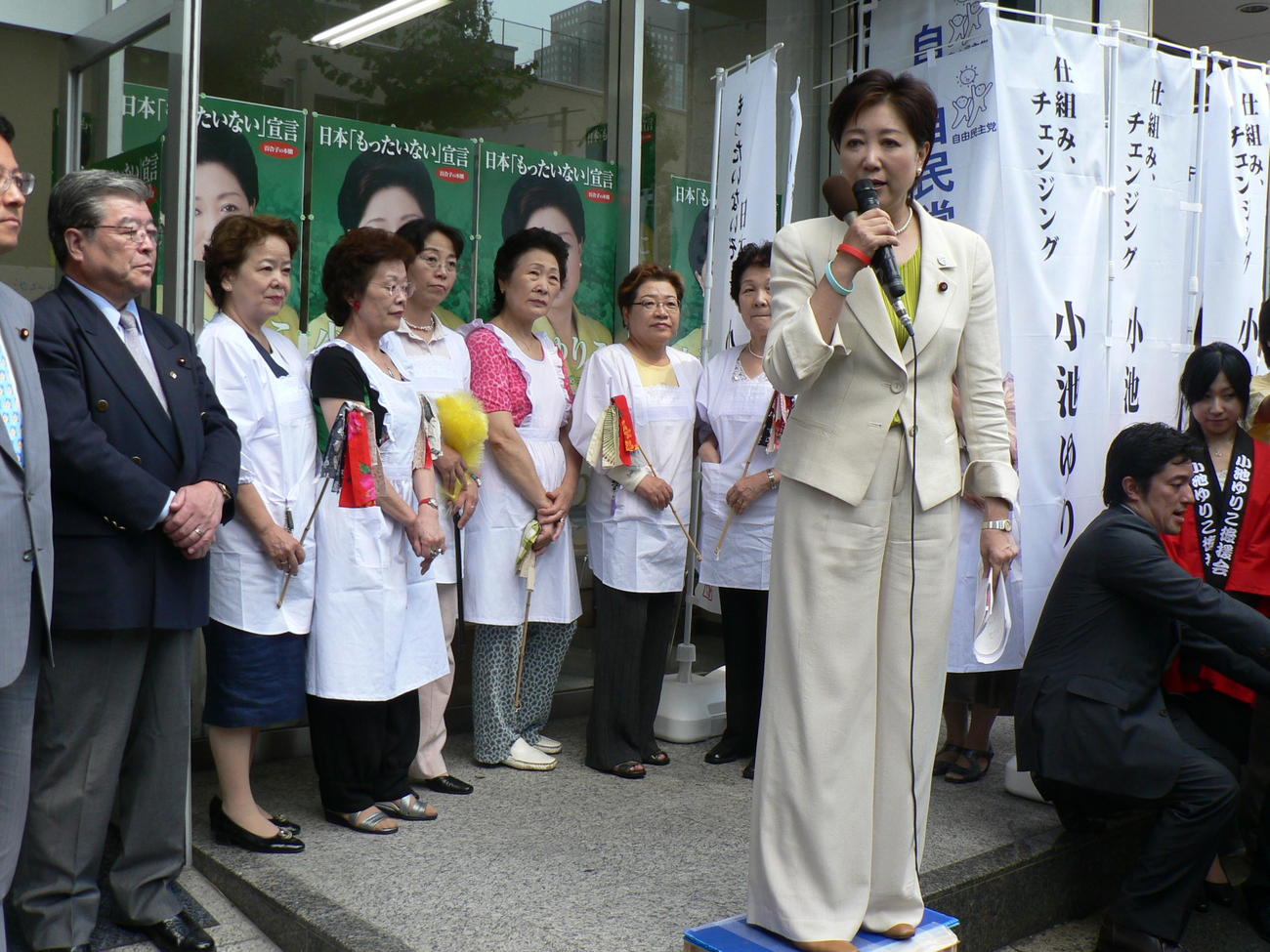自民党総裁選告示日、党本部近くに事務所を構え、演説する小池百合子氏（08年9月11日撮影）