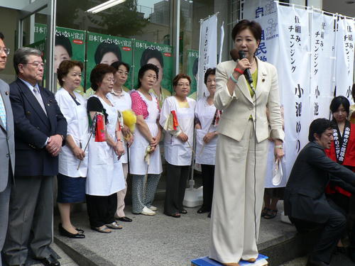 自民党総裁選告示日、党本部近くに事務所を構え、演説する小池百合子氏（08年9月11日撮影）