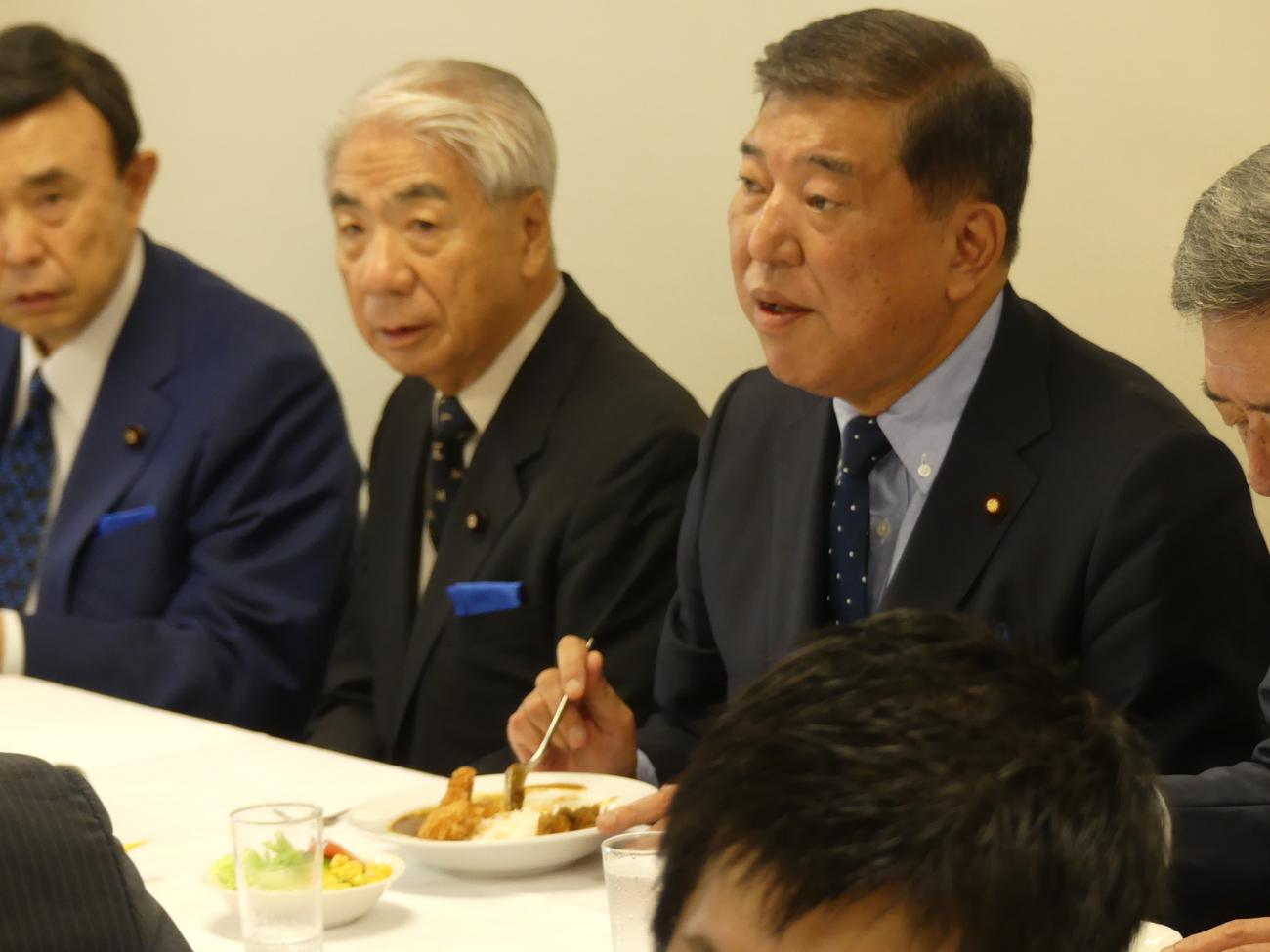 自民党総裁選投票直前の会合で、カツカレーを食べて験を担ぐ石破茂元幹事長（18年9月撮影）