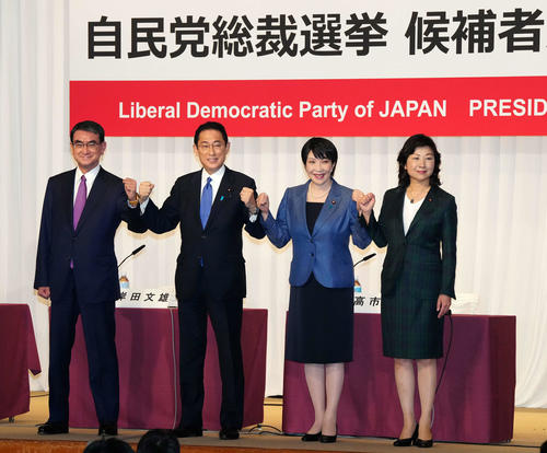 共同記者会見前に写真に納まる、左から河野太郎行革相、岸田文雄前政調会長、高市早苗前総務相、野田聖子幹事長代行(21年9月17日、撮影・江口和貴)