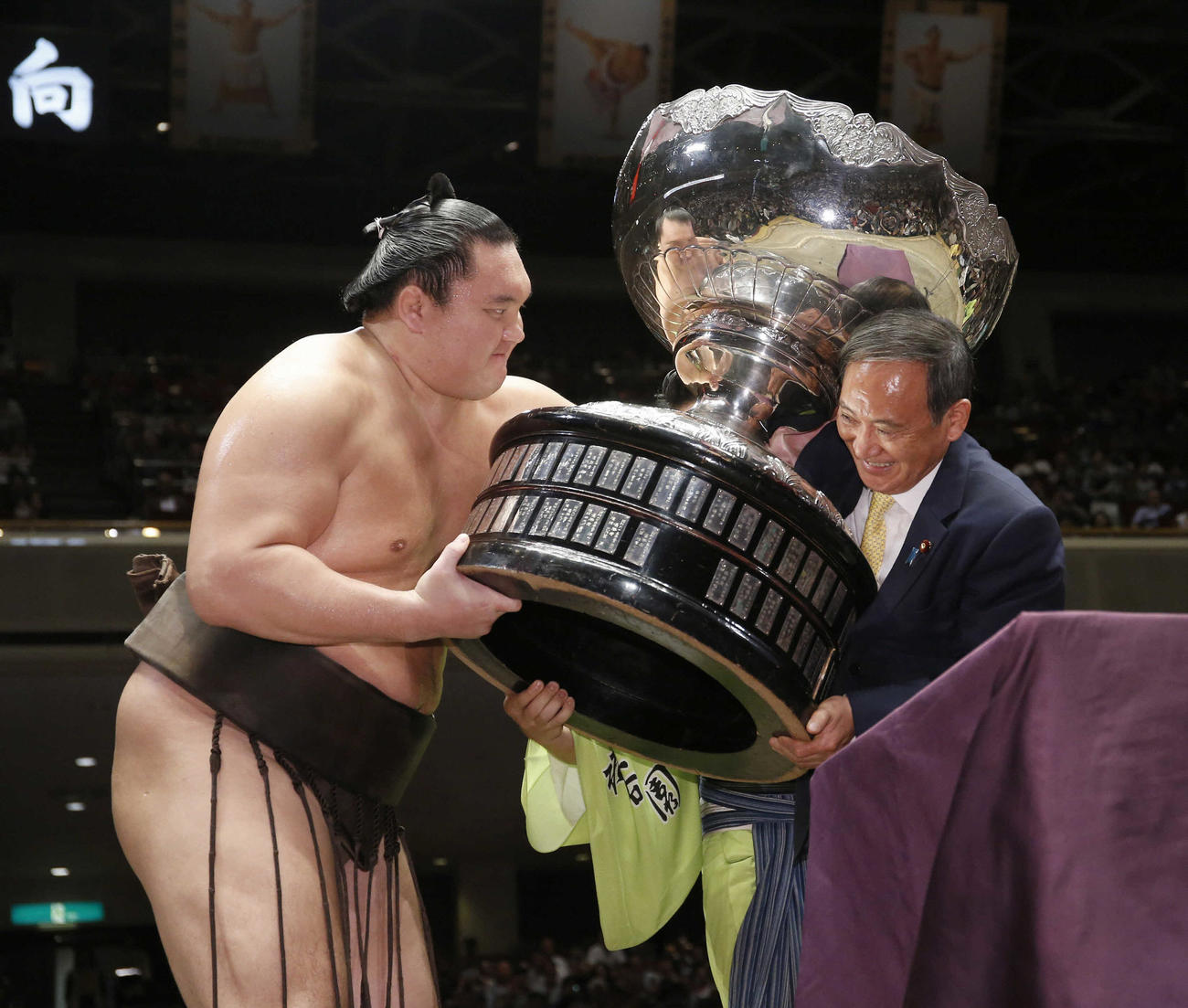 18年秋場所で優勝した横綱白鵬（左）に内閣総理大臣杯を手渡す官房長官時代の菅義偉首相（18年9月23日撮影）