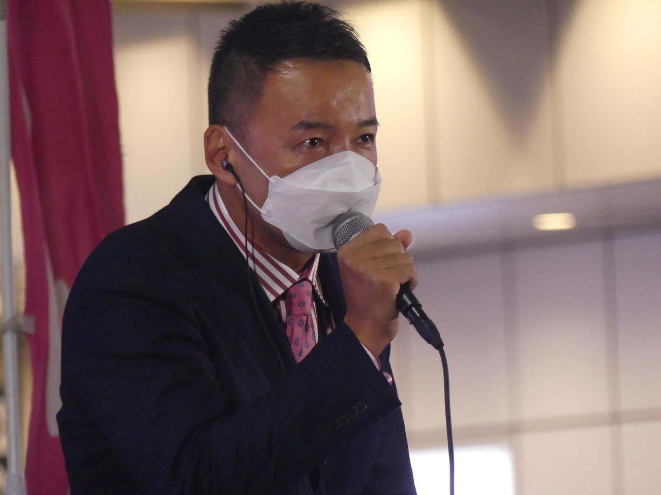 街頭演説で衆院選東京8区への出馬表明をするれいわ新選組の山本太郎代表＝21年10月8日撮影
