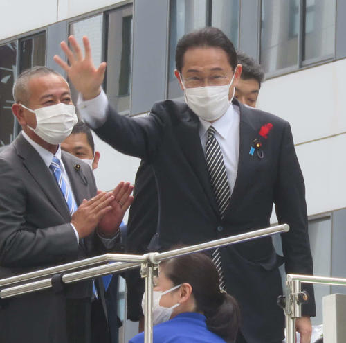 参院静岡補選の応援のため、静岡市で街頭演説する岸田文雄首相（21年10月７日撮影）