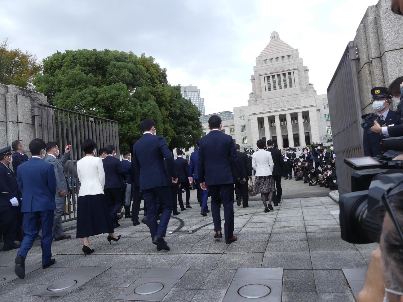 特別国会召集日、開門となった正門から中に入っていく衆院議員たち（21年11月10日撮影）