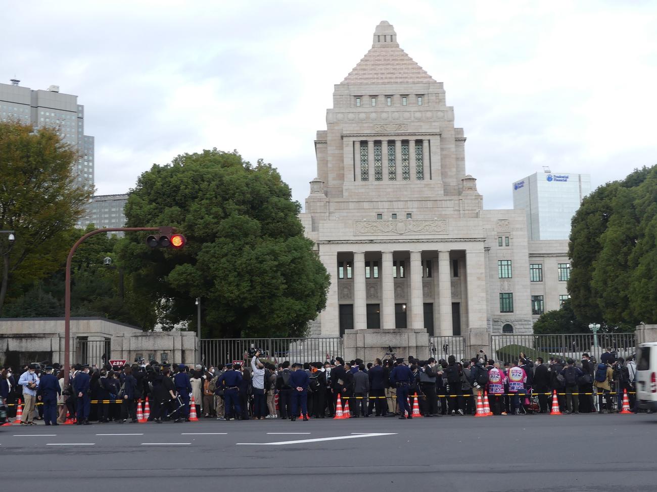特別国会招集日、開門前の早朝の国会議事堂（21年11月10日撮影）