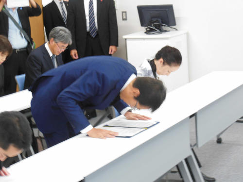 双葉町役場を訪れ、「金目」発言について謝罪する、当時環境相の石原伸晃氏（2014年6月23日撮影）