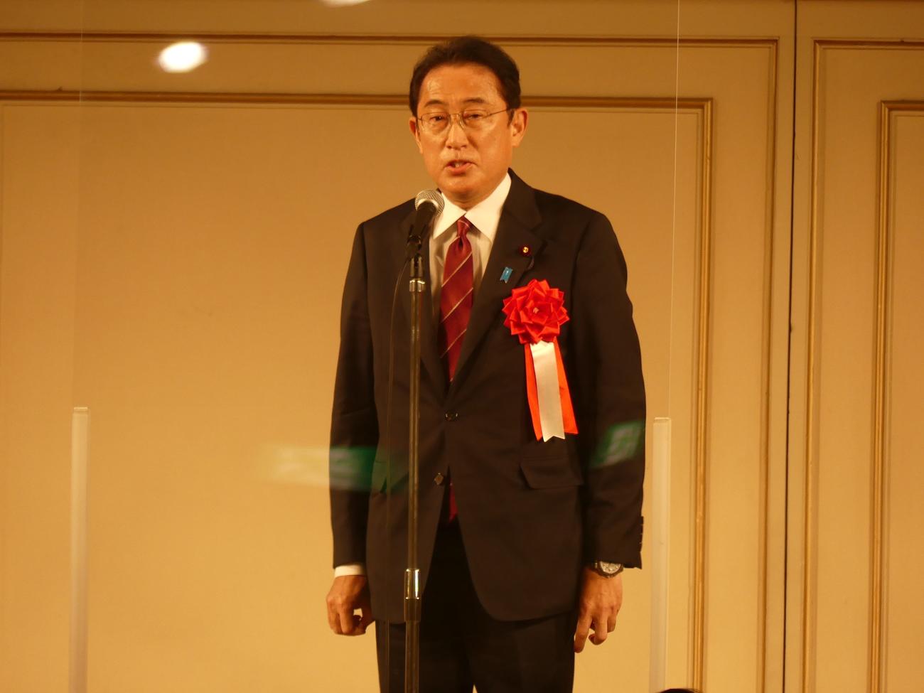 安倍派パーティーであいさつする岸田文雄首相。今月は主要派閥のパーティーは「はしご」していた（21年12月6日撮影）