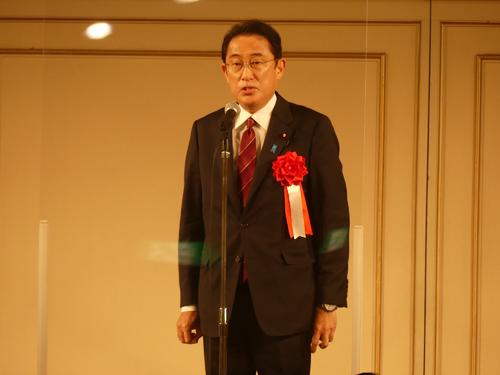 安倍派パーティーであいさつする岸田文雄首相。今月は主要派閥のパーティーは「はしご」していた(21年12月6日撮影)