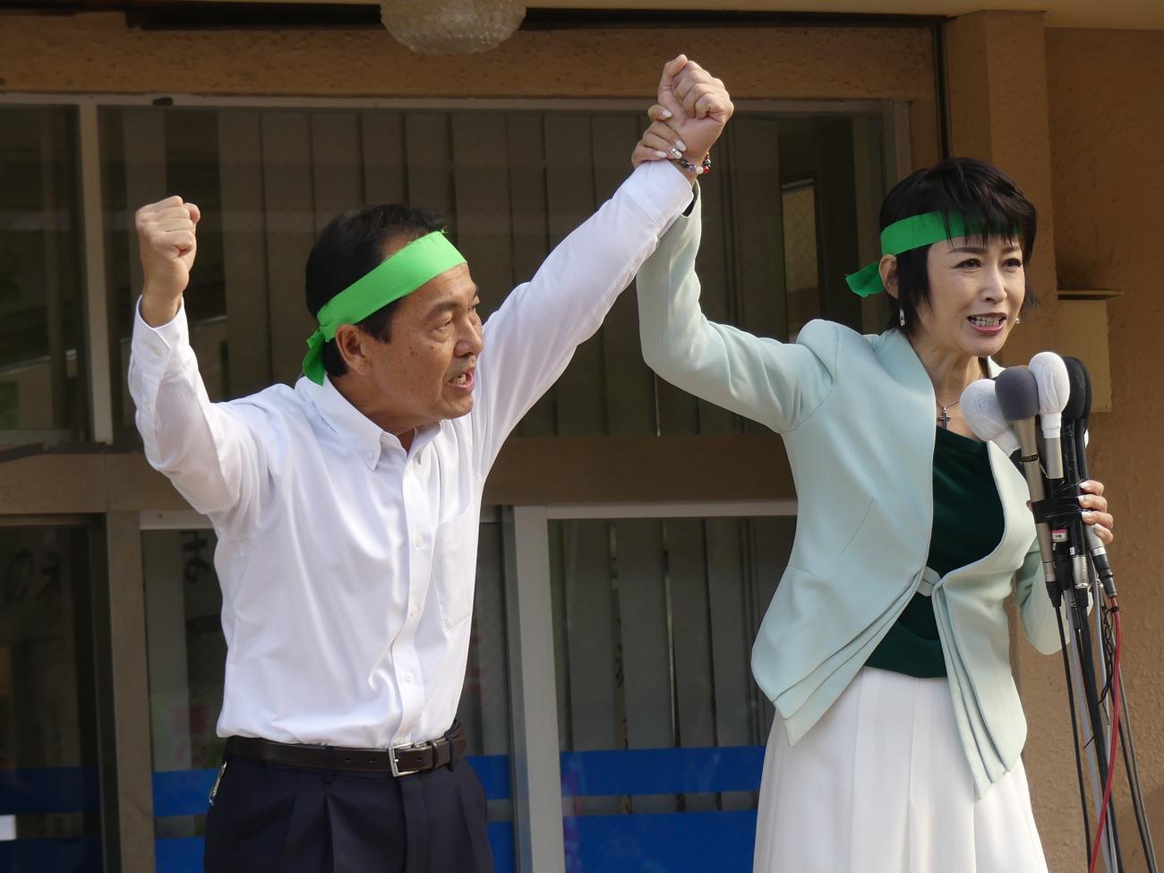 18年市長選で初当選した渡具知武豊氏（左）の応援には自民党の三原じゅん子参院議員ら多くの国会議員が応援に入った（18年1月28日撮影）