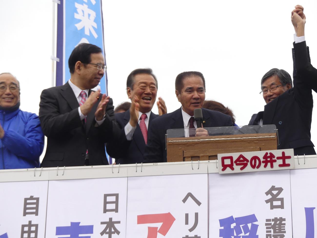 18年の名護市長選では、現職だった稲嶺進氏（右）の応援に志位和夫、小沢一郎両氏ら野党大物が応援に駆けつけた（18年1月27日撮影）
