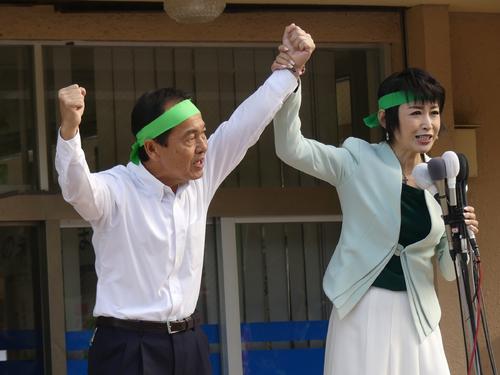 18年市長選で初当選した渡具知武豊氏(左)の応援には自民党の三原じゅん子参院議員ら多くの国会議員が応援に入った(18年1月28日撮影)