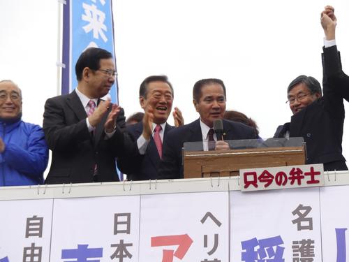 18年の名護市長選では、現職だった稲嶺進氏(右)の応援に志位和夫、小沢一郎両氏ら野党大物が応援に駆けつけた(18年1月27日撮影)