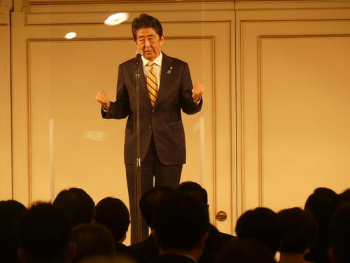 安倍派パーティーであいさつする安倍晋三元首相（21年12月6日撮影）