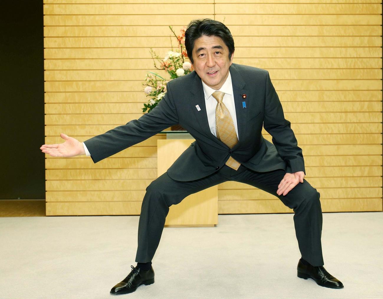 写真撮影で四股のポーズを取る安倍晋三氏（2013年1月31日撮影）