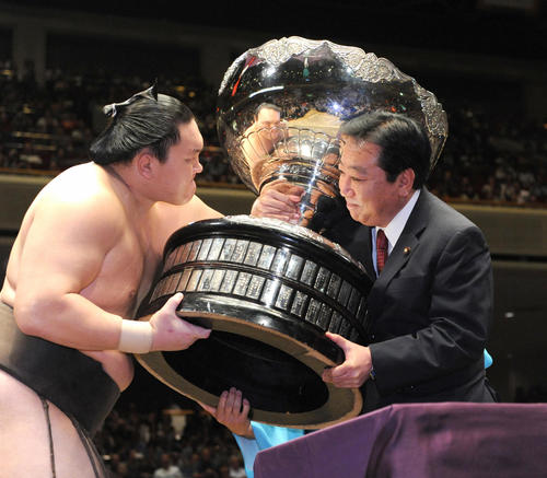 白鵬に内閣総理大臣杯を渡す首相時代の野田佳彦氏（2011年9月撮影）