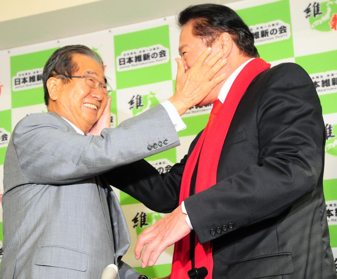 アントニオ猪木氏の参院選出馬会見で、「闘魂注入ビンタ」のまねをする石原慎太郎さん（2013年6月5日撮影）