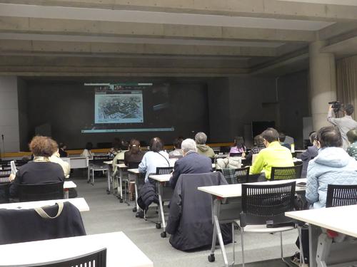 神宮外苑の再開発に関して緊急の勉強会が開かれ、近隣住民らが参加した（22年2月27日撮影）