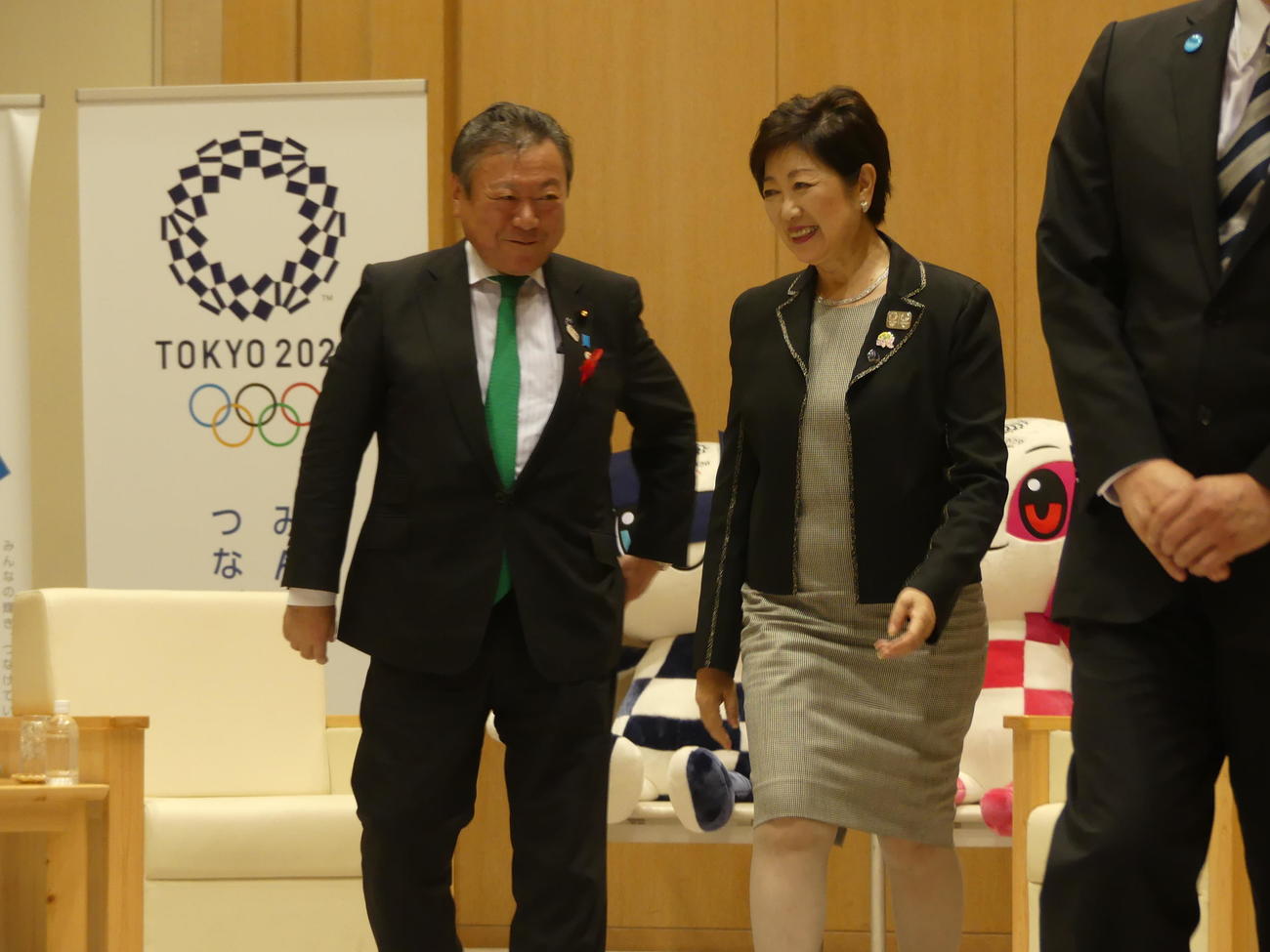 小池百合子都知事（右）に五輪相就任あいさつに訪れた際の桜田義孝氏（18年10月3日撮影）