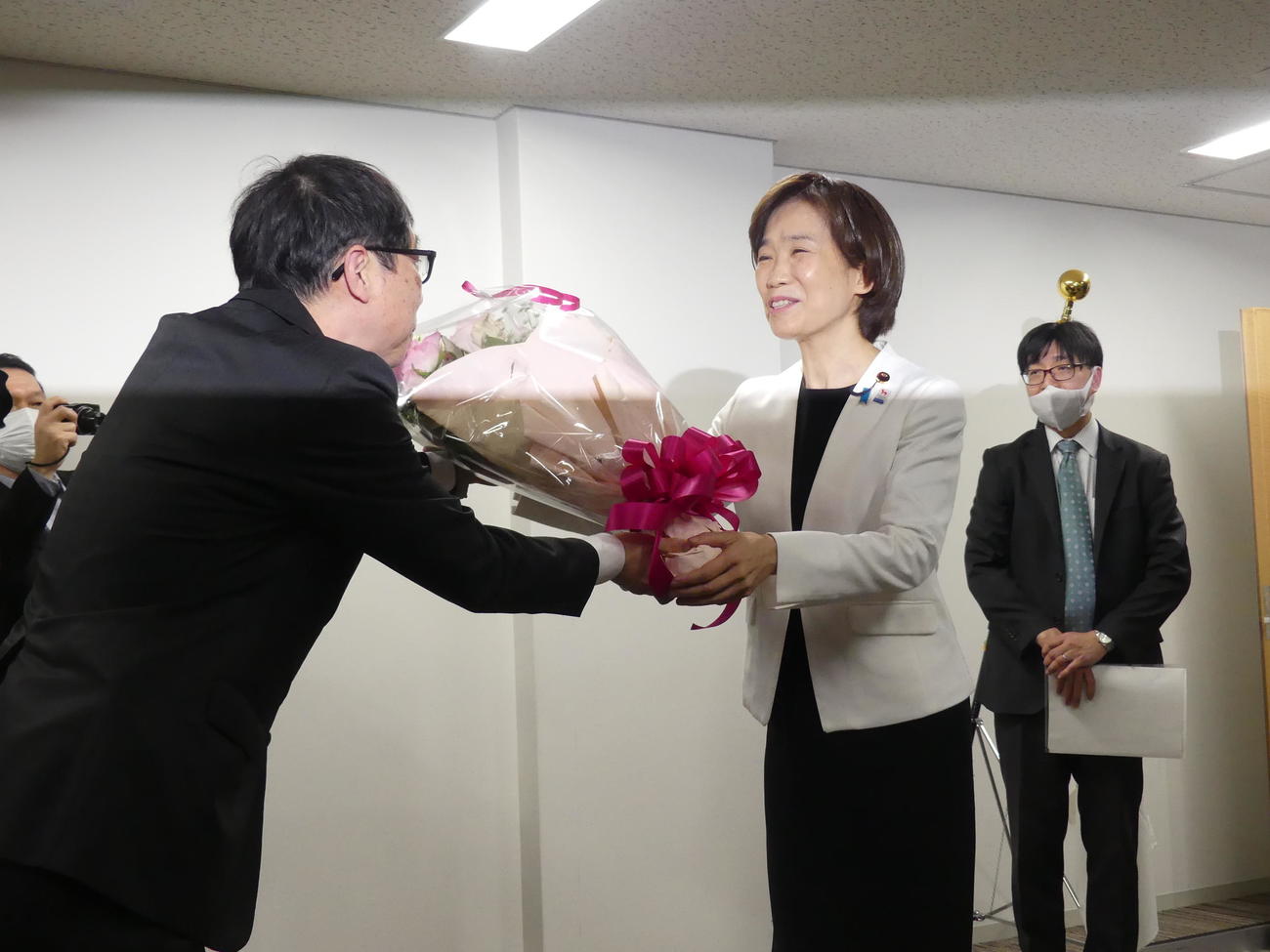 大臣の離任式でスタッフから花束を手渡される堀内詔子氏（2022年3月31日撮影）