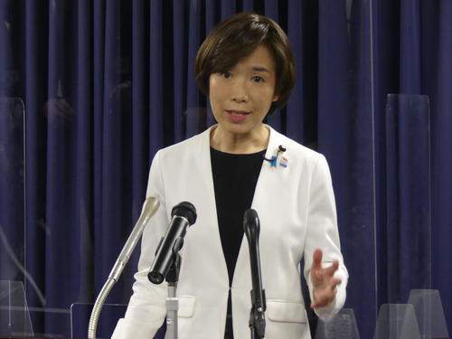 大臣離任式でスタッフにあいさつする堀内詔子氏(2022年3月31日)