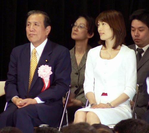 2007年参院選で、自民党の支持団体の会合に出席する保坂三蔵氏（左）と丸川珠代氏（2007年6月2日撮影）