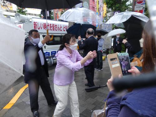 大雨の中、初めての街頭演説で参院選での支持を訴える生稲晃子氏（2022年4月29日撮影）