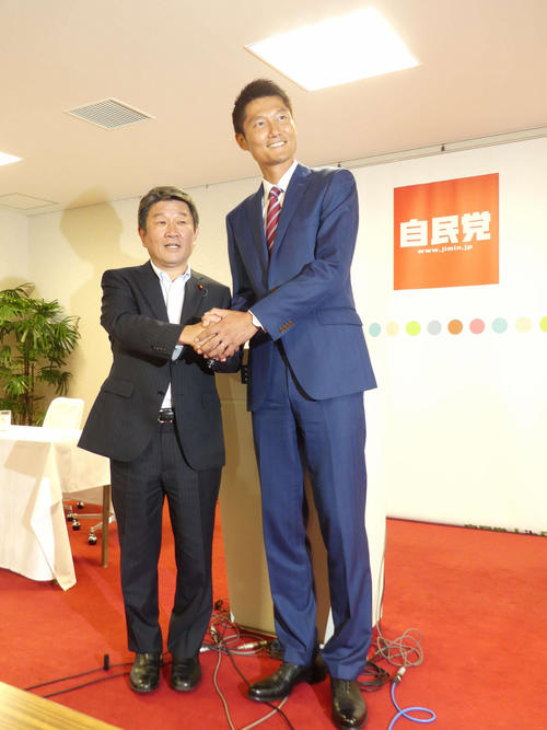 6年前の参院選出馬会見で、当時選対委員長だった茂木敏充・現自民党幹事長と握手する朝日健太郎氏（2016年6月7日撮影