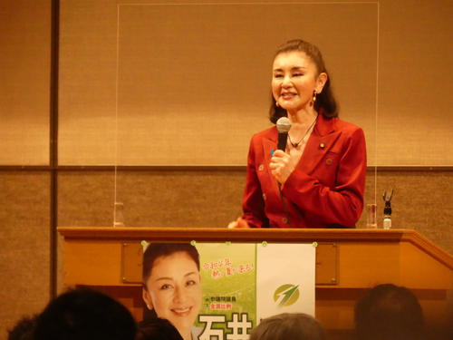 出版記念の会であいさつする日本維新の会の石井苗子参院議員（22年5月30日撮影）