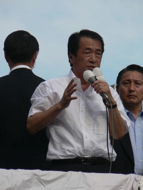 2010年参院選で、有権者に自身の消費税に関する発言について5分以上にわたり説明した菅直人首相（当時＝2010年7月10日撮影）