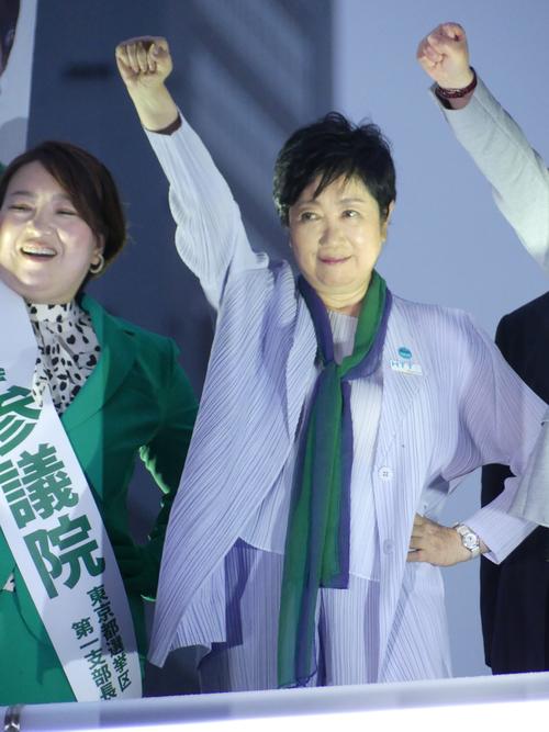 荒木千陽氏（左）の街頭演説に駆けつけ、ガンバローコールでこぶしを突き上げる小池百合子東京都知事（22年６月18日撮影）