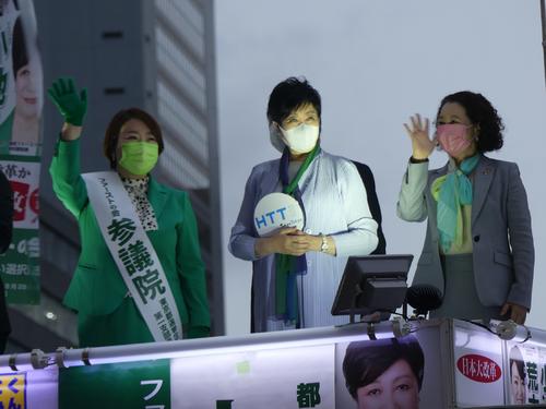 荒木千陽氏（左）の街頭演説に応援に入った小池百合子都知事（中央）と連合の芳野友子会長（22年6月18日撮影）