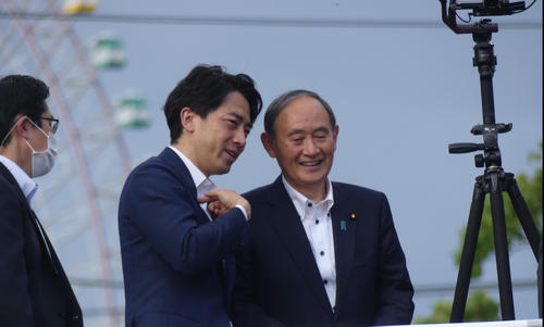 自民党候補の応援の際、話し込む小泉進次郎神奈川県連会長（左）と菅義偉前首相（22年5月22日撮影）
