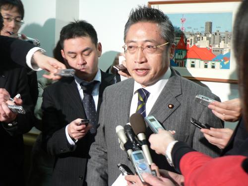自民党離党について報道陣の取材に応じる、当時衆院議員だった渡辺喜美氏(2009年1月12日撮影)