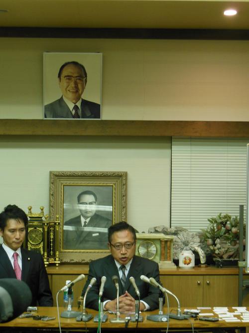2014年衆院選に無所属での出馬を表明した際の渡辺喜美氏。地元事務所には父渡辺美智雄氏の写真が飾られていた。この選挙で落選（14年11月26日撮影）