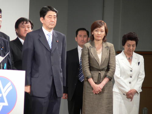2006年自民党総裁選に向け、地元下関市で激励会に出席した時の安倍晋三元首相（左）と昭恵夫人。右は安倍氏の母洋子さん（2006年8月12日）