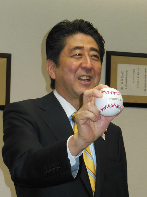 国民栄誉賞のセレモニー後、始球式で松井秀喜氏が投げたボールを披露した時の安倍晋三元首相(13年5月5日撮影)