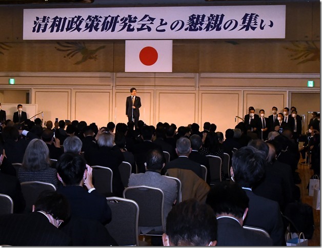 昨年12月に行われた安倍派のお披露目パーティー。多くの出席者の前で安倍晋三元首相があいさつした（22年12月6日撮影）