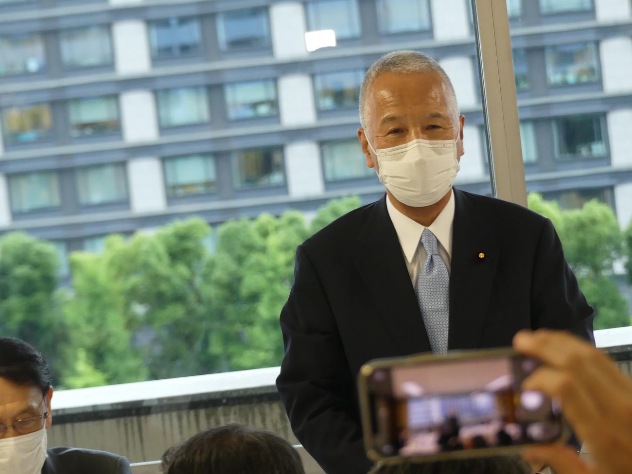 「3A」が結集し話題となった自民党の「半導体戦略推進議連」で会長を務め、勉強会であいさつする甘利明氏（2021年6月15日撮影）