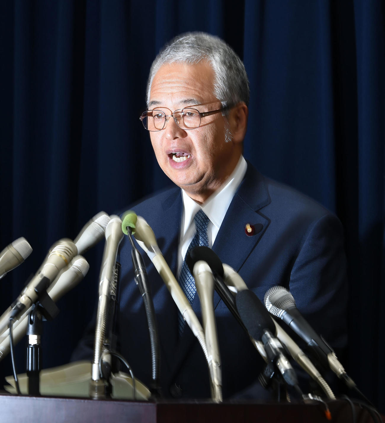経済再生担当相の辞任会見に臨む甘利明氏（16年1月28日撮影）