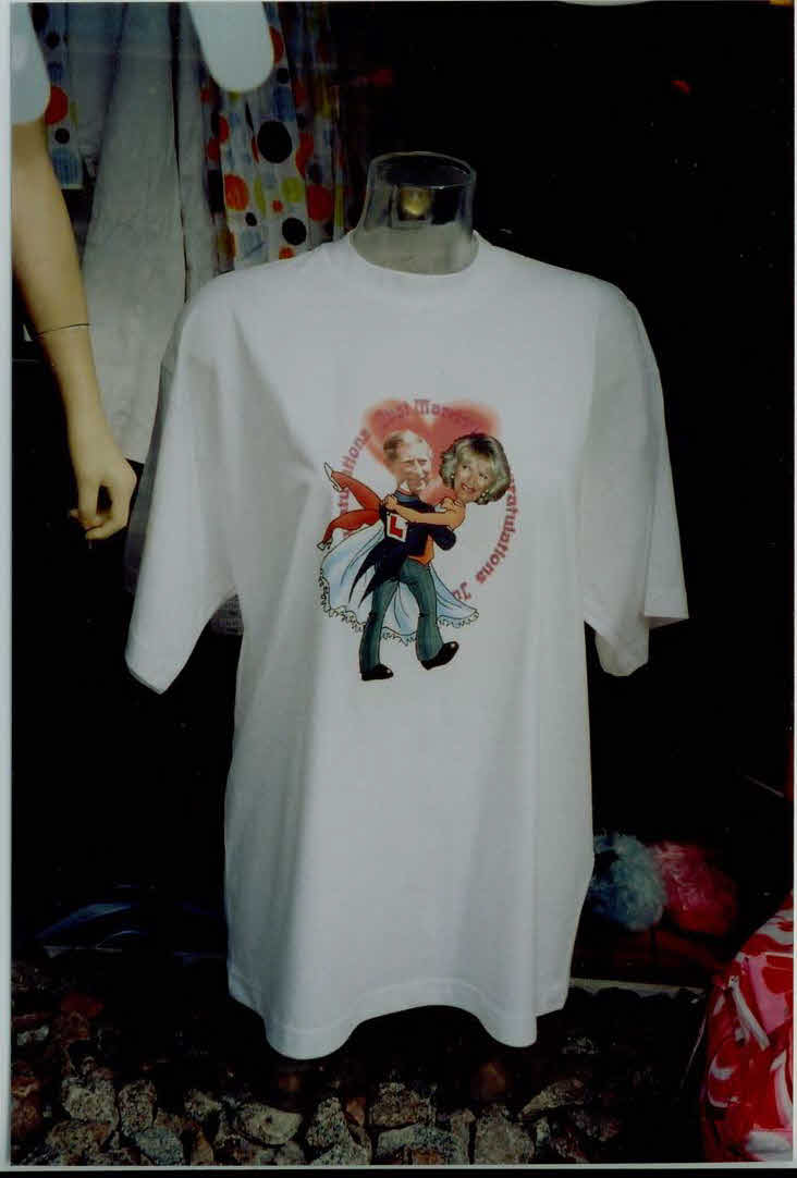 チャールズ国王とカミラ王妃の結婚式の際に売り出されたTシャツ（2005年4月、英ウィンザーで撮影）