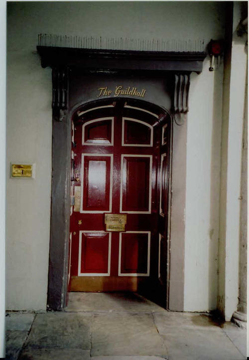 チャールズ国王とカミラ王妃が結婚式を挙げた「ギルドホール」の入り口ドア（2005年4月、英ウィンザーで撮影）