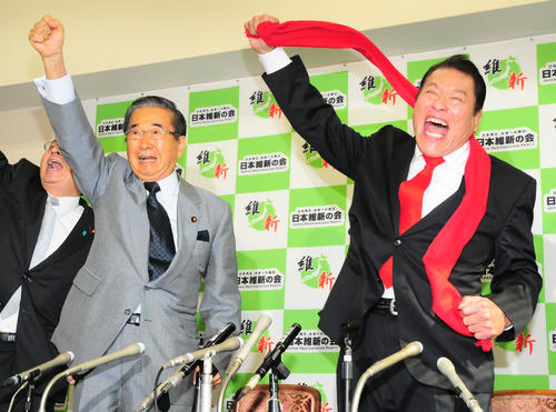 2013年参院選出馬会見で、石原慎太郎さん（左）と「1，2、3、ダー」のおたけびをあげるアントニオ猪木さん（2013年6月撮影）