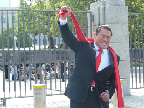 参院選出馬記者会見前に、赤いマフラーを手に取材に応じるアントニオ猪木さん（2013年6月撮影）