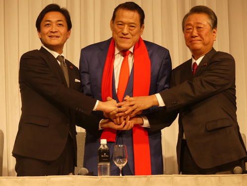 国民民主党の会派入り会見で、左から玉木雄一郎氏、アントニオ猪木さん、小沢一郎氏（2019年2月21日撮影）