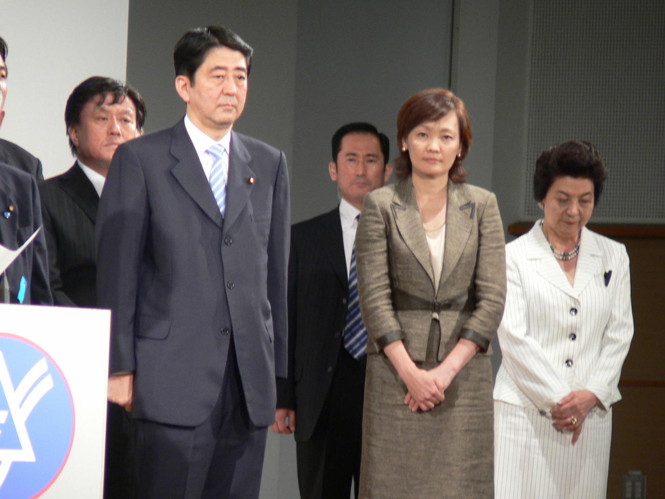 第1次政権で首相に就任する前、地元で開いた会合に出席した、左から安倍晋三元首相と昭恵さん。右は安倍氏の母、洋子さん（2006年8月13日撮影）