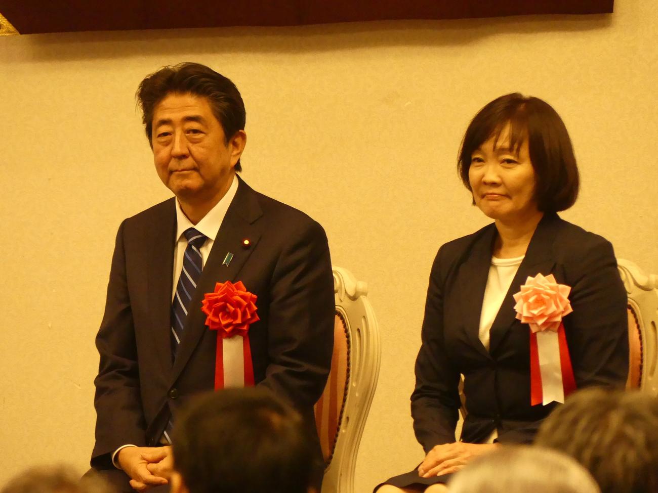 森友学園問題のさなか、地元の会合に出席した安倍晋三元首相左（左）と昭恵さん（2018年8月9日撮影）