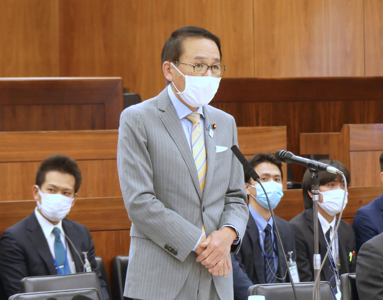 参院法務委員会で、自身の発言について釈明した葉梨康弘前法相（2022年11月10日撮影）