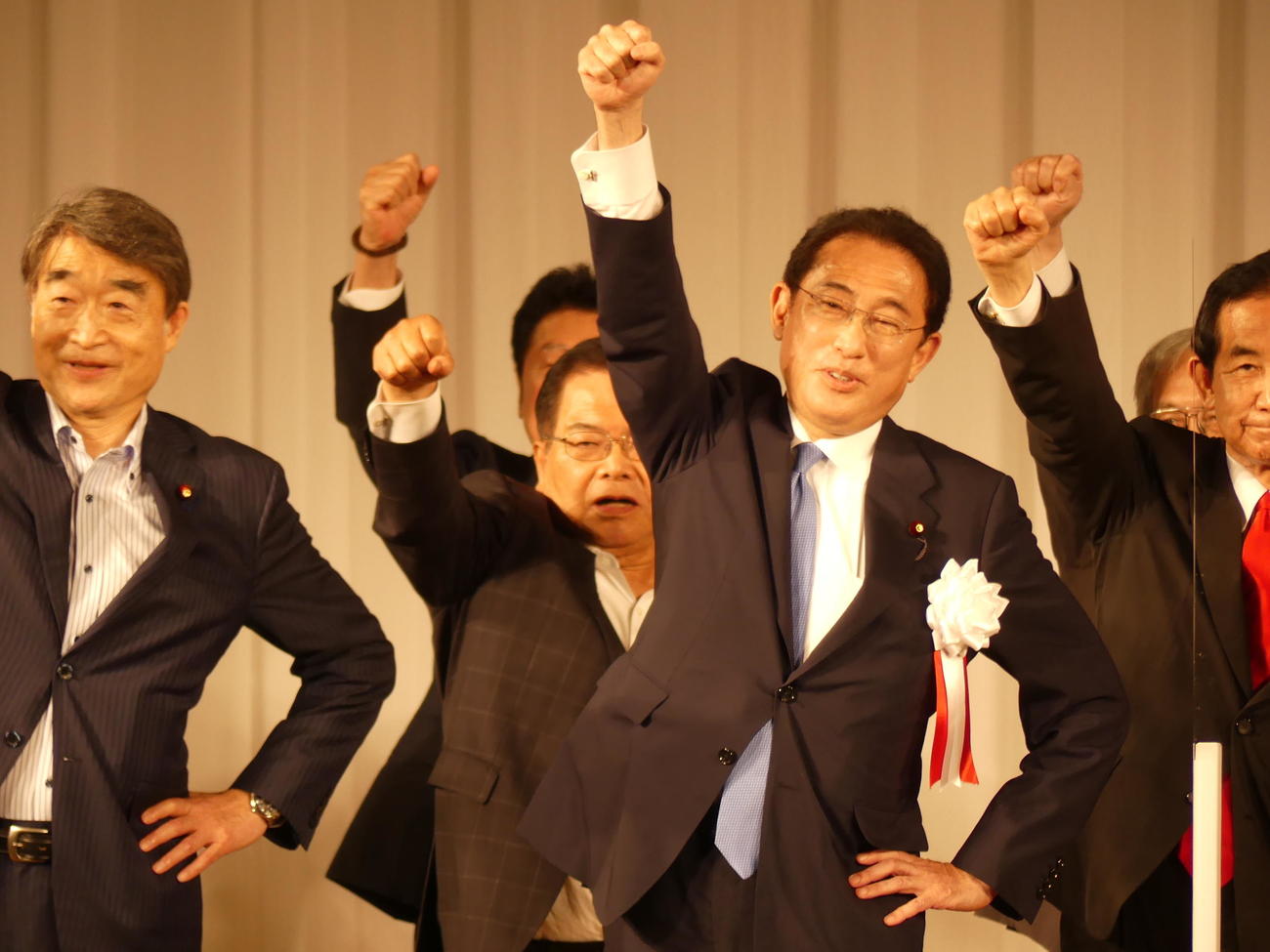 岸田派のパーティーでガンバローコールをする岸田文雄首相（2021年7月8日撮影）