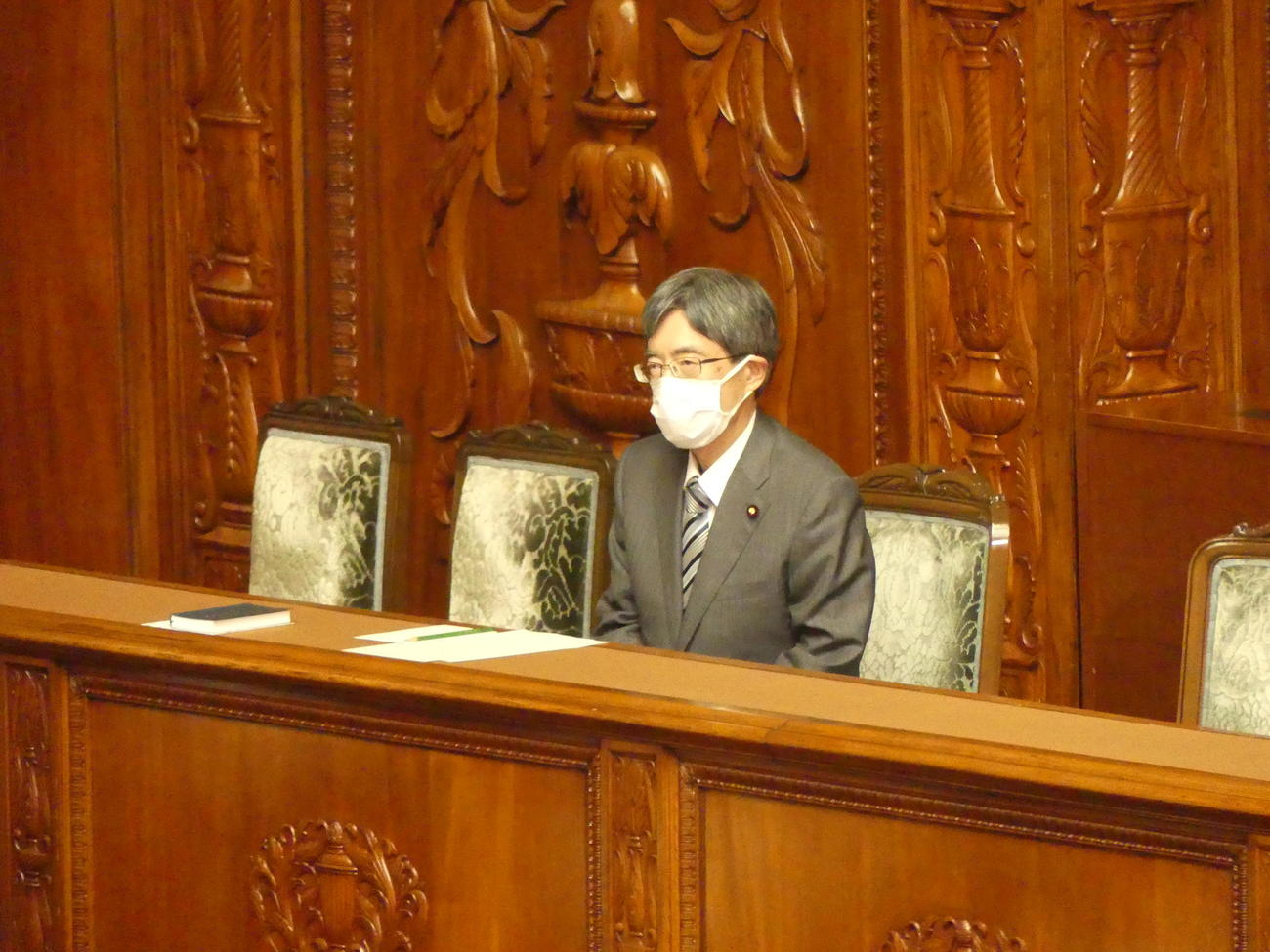 衆院本会議で閣僚席に座る寺田稔総務相（2022年11月10日撮影）