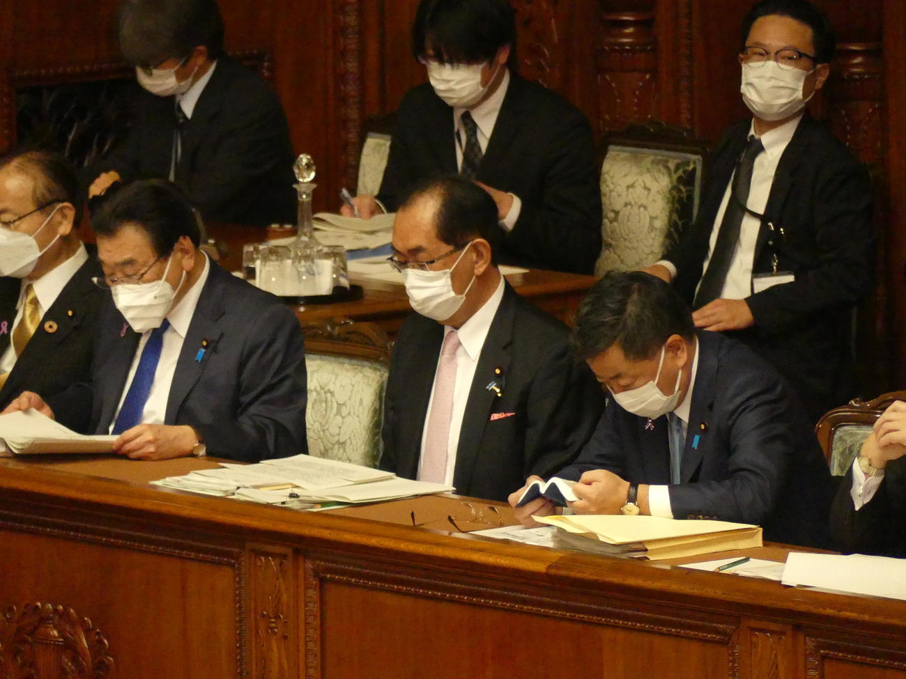 衆院本会議で閣僚席に座り、岸田首相の答弁を聞く松本剛明総務相（左から3人目、22年11月21日撮影）